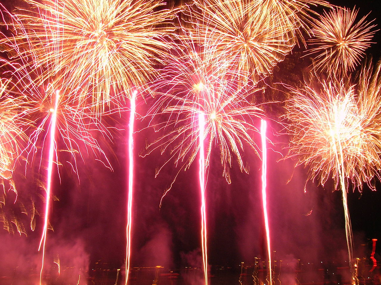 1280px-200508_Firework_of_Lake_of_Annecy_festival_(299)