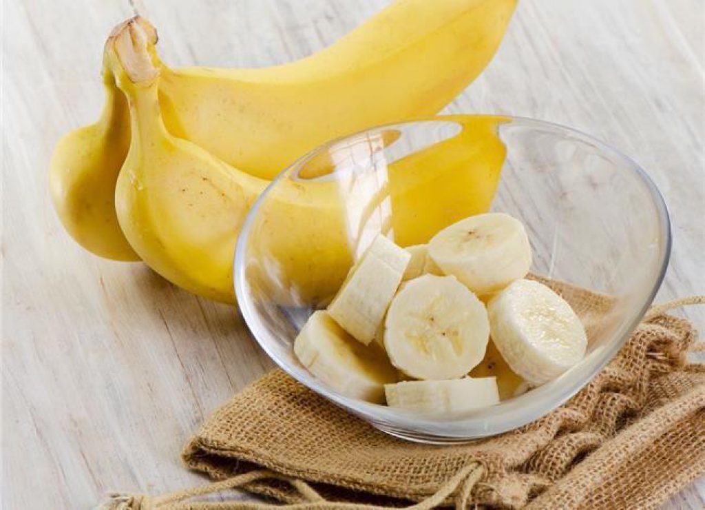 should-you-eat-bananas-at-night-1024x740