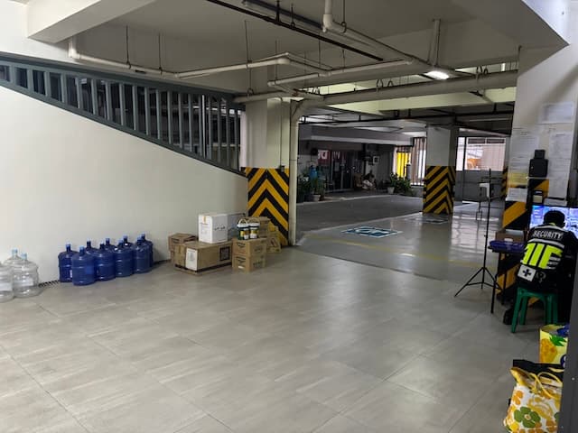 النزول بالمصعد من MIT Building 2 إلى الطابق الأرضي
