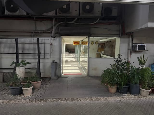 الممر الليلي المؤدي من Building 2 باتجاه Building 1