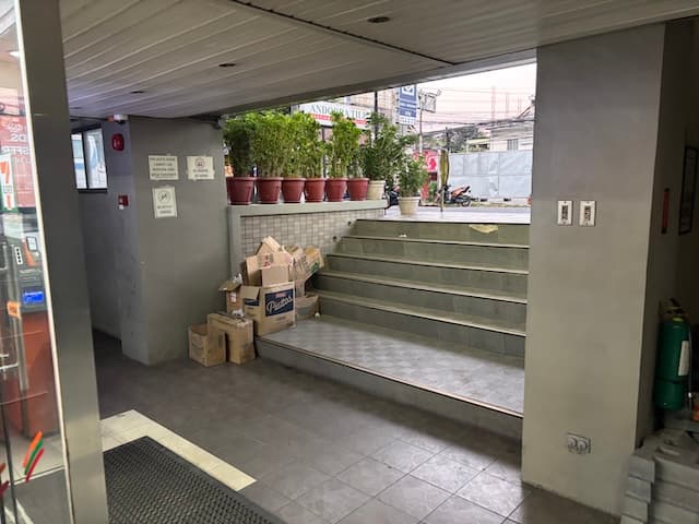 AUB Car Park في نهاية الدرج