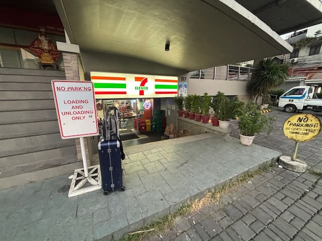 Attesa con la valigia nei pressi di AUB Car Park