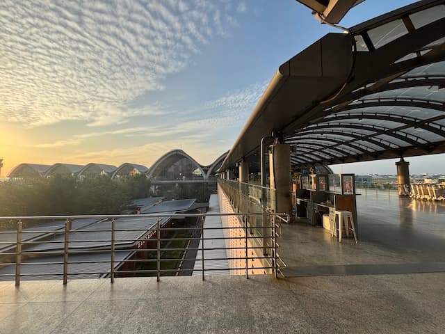 L'area partenze del Terminal 2 dell'aeroporto internazionale di Cebu-Mactan all'alba