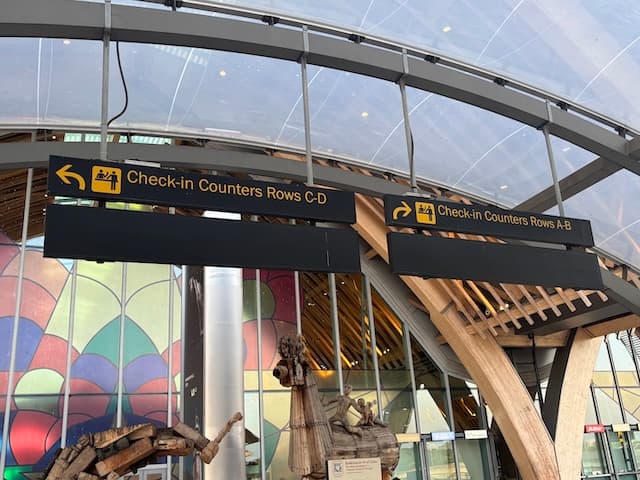 داخل Terminal 2 مع لافتات توجيه إلى كاونترات تسجيل الوصول
