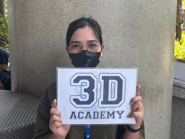 「3D ACADEMY」のプラカードを持つ空港ピックアップ担当のJie先生