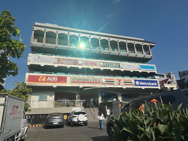 MITビル駐車場から見たエントランス周辺