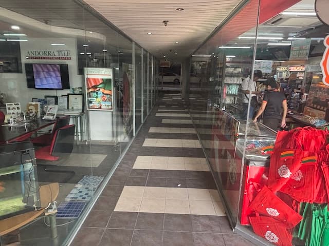 Hành lang bên trong tòa nhà, tiếp nối từ phía trước cửa hàng 7-Eleven