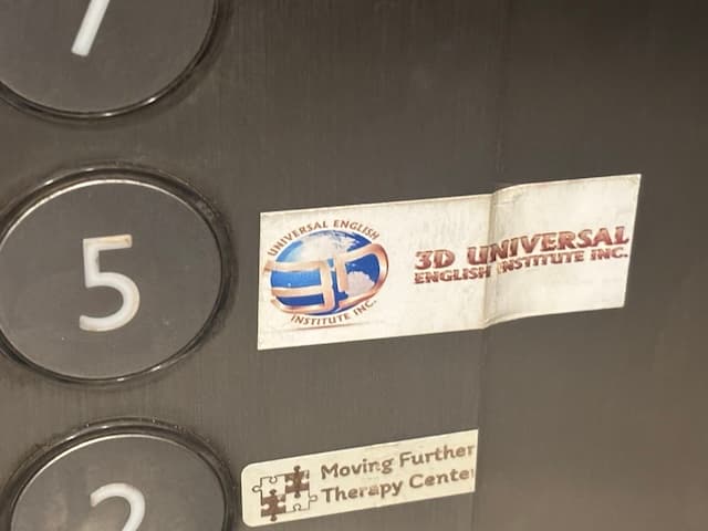 5階ボタンに貼られた3D ACADEMYのステッカー