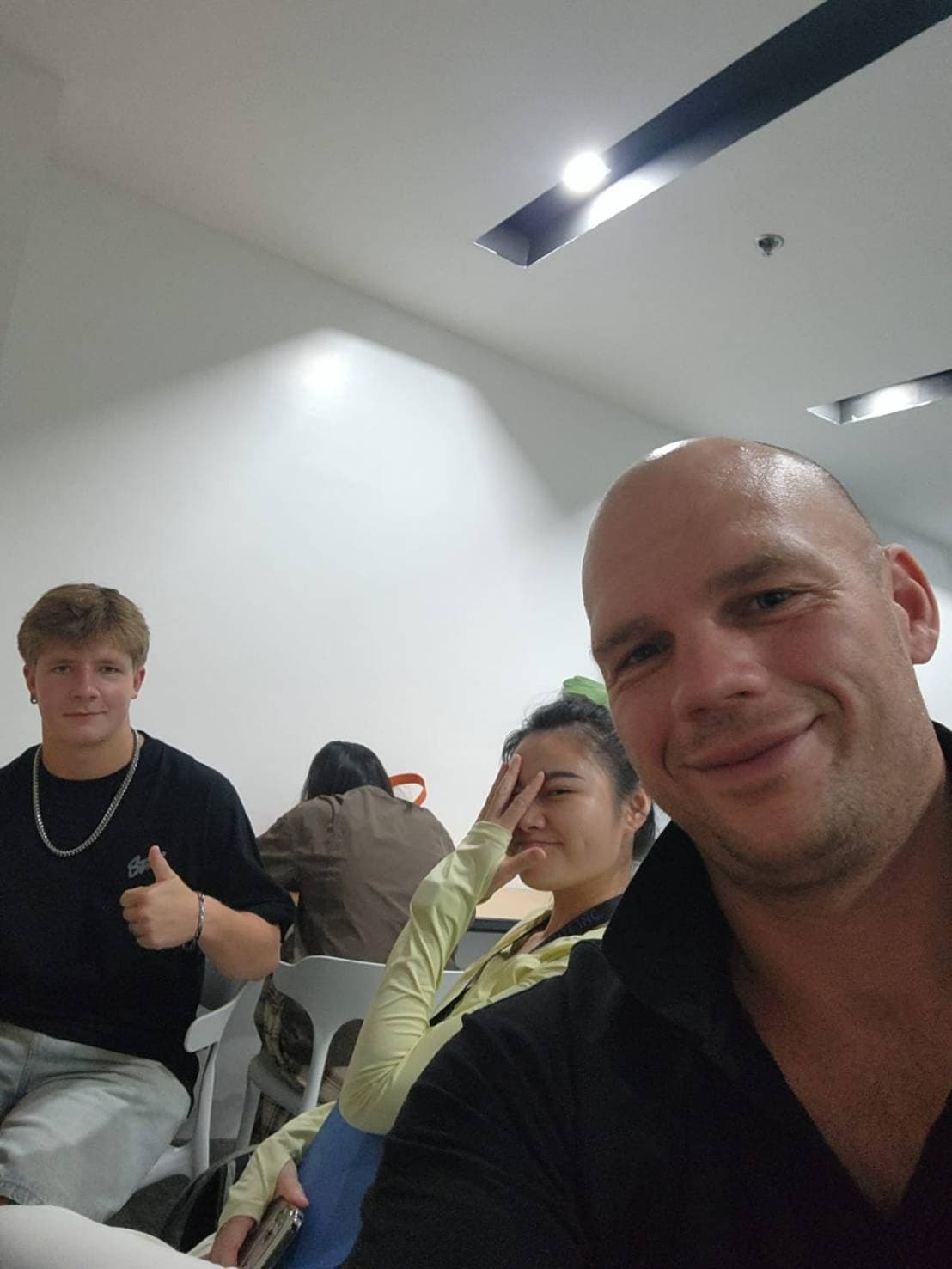 授業の合間にクラスメートと過ごすDavidさん