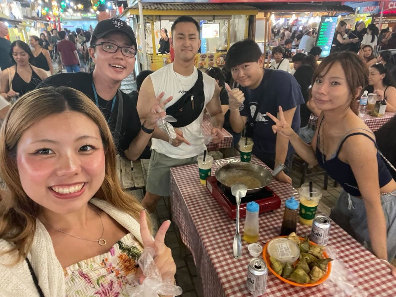 現地の屋台街で友人と食事