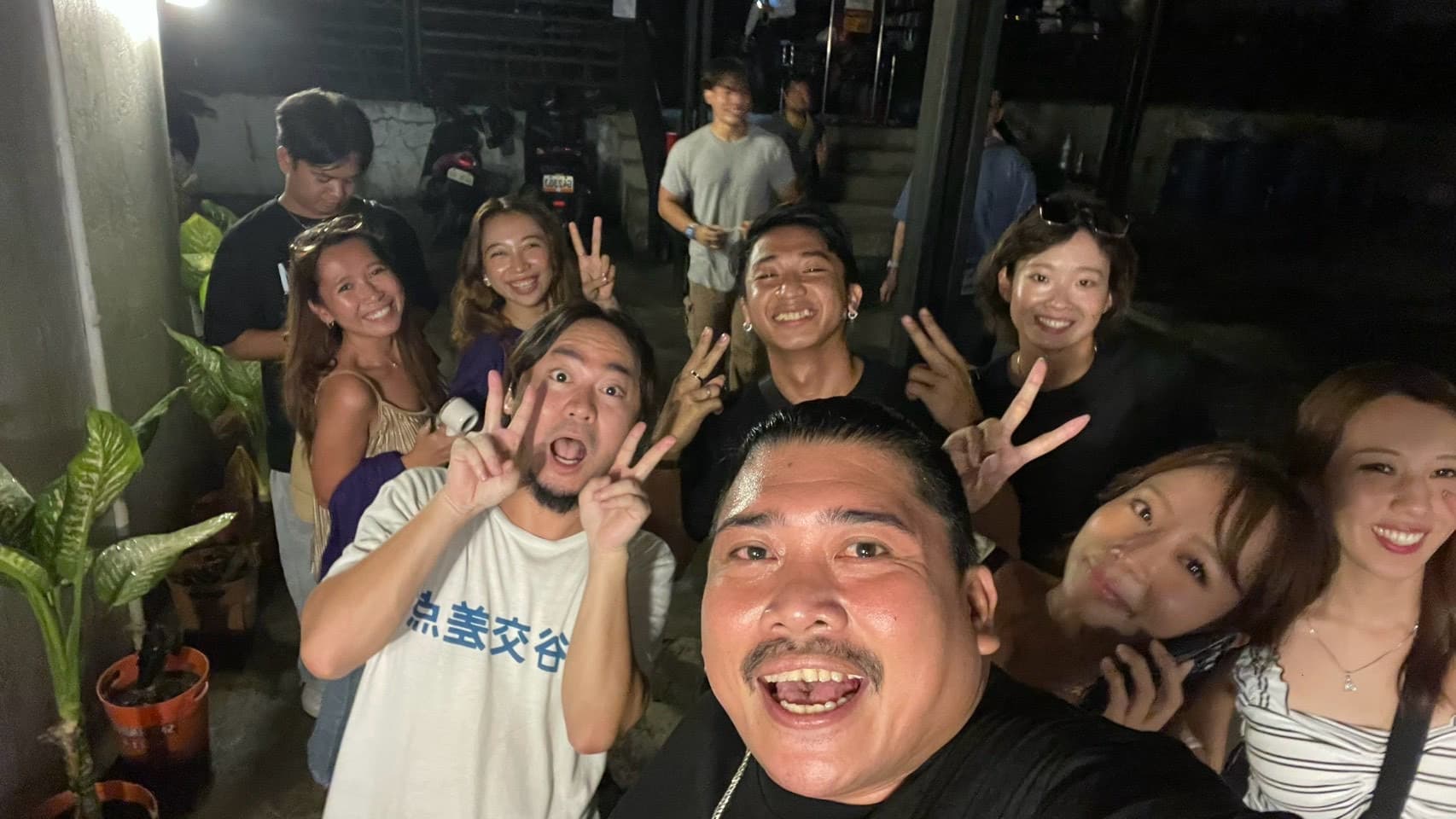 学校で出会った仲間たちと夜のひとこま