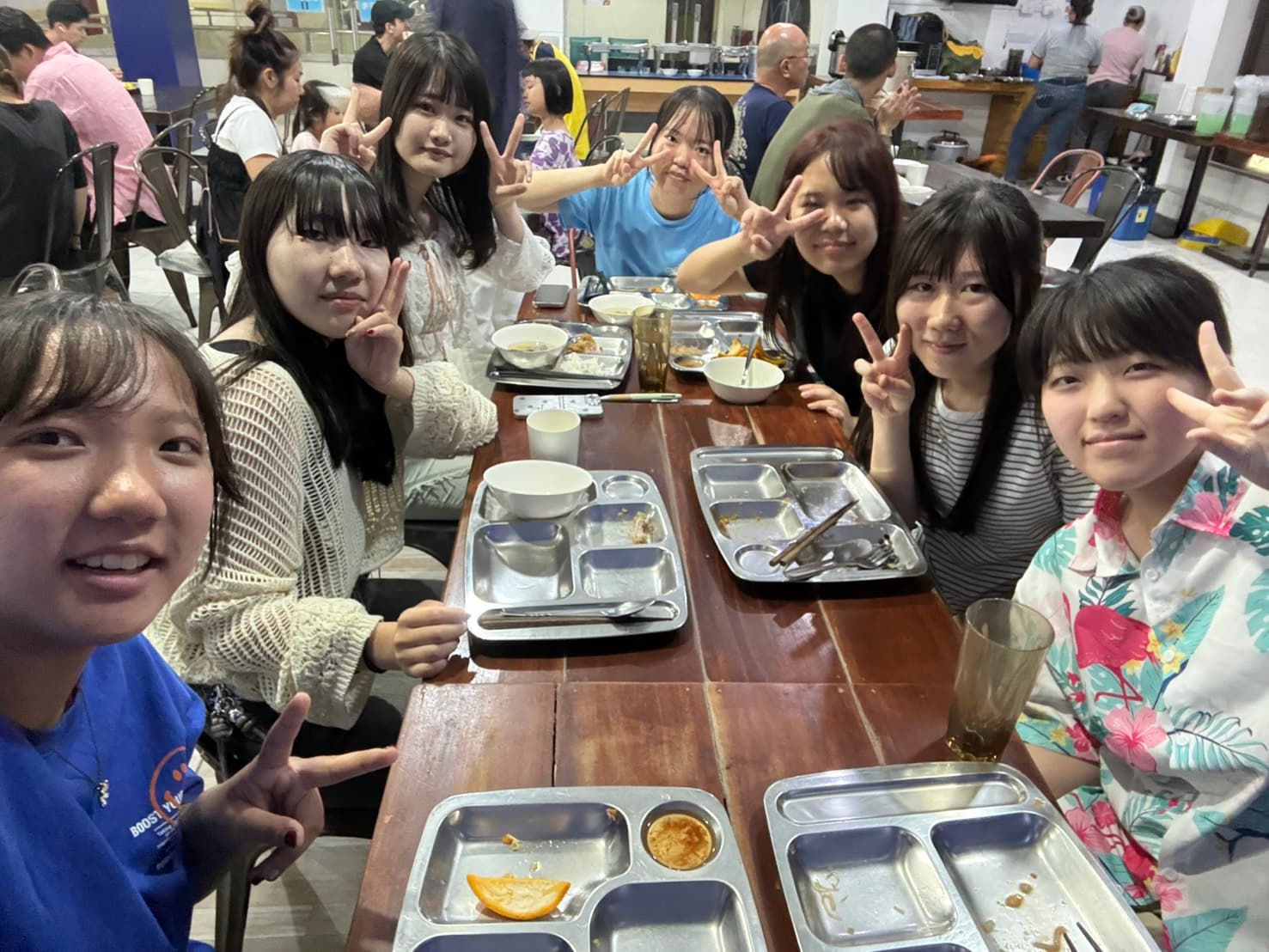 さまざまな国籍の学生との食事