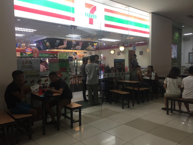 徒歩1分でお馴染み【セブンイレブン】に行ける3Dアカデミー♪