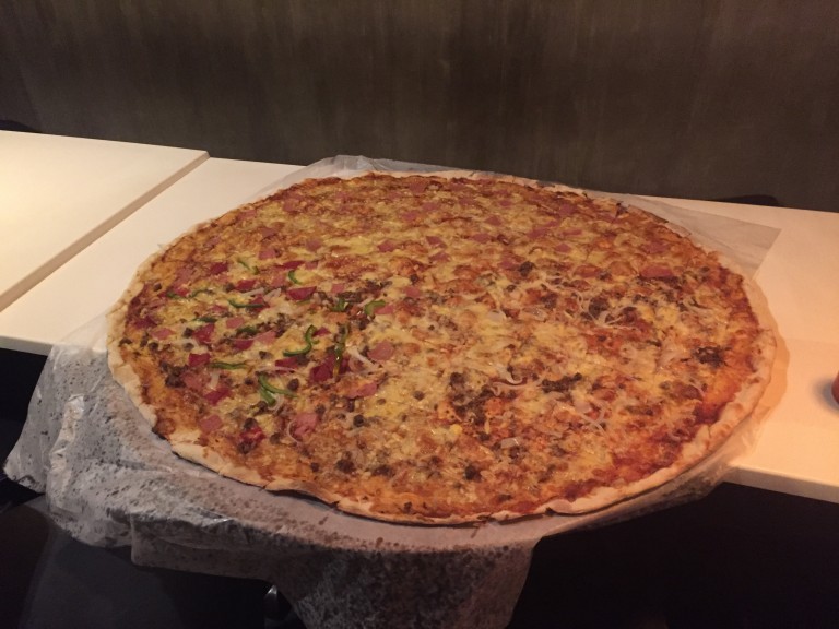 1m超え!?超巨大なピザが食べられるお店【CALDA PIZZA】